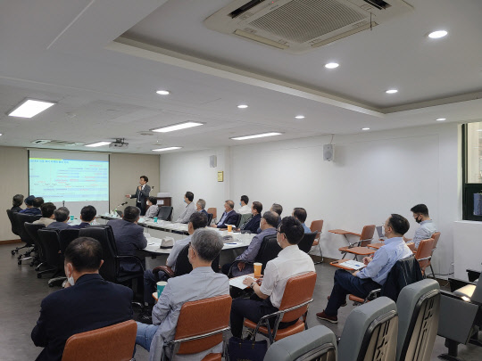 홍민 통일연구원 북한연구실장이 17일 안민정책포럼이 서울 중구 삼일로 안민정책포럼 강연실에서 개최한 조찬세미나에서 강연을 하고 있다.    안민정책포럼 제공